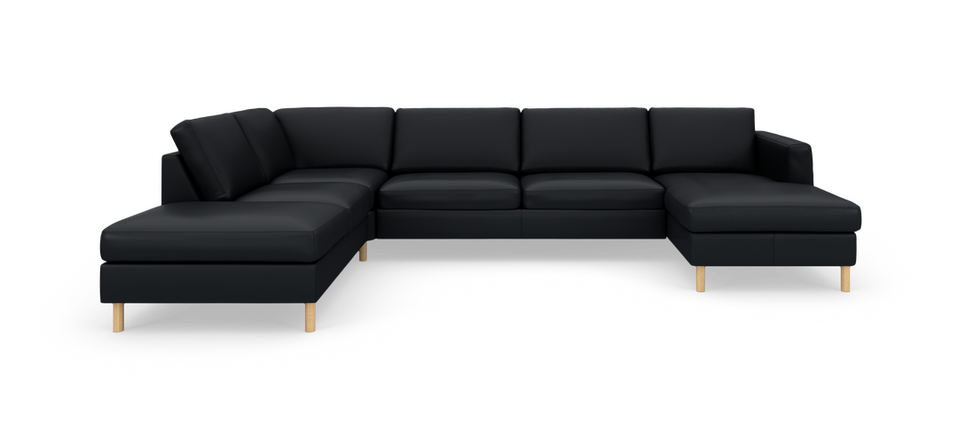 Svart modulsoffa i L‑form med schäslong i båda ändar och ljusa träben, frilagd på vit bakgrund.