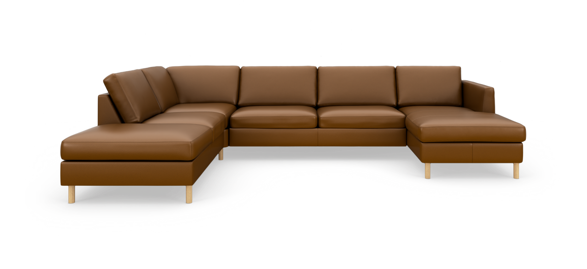 Brun U-formad lädersoffa med schäslonger på båda sidor och ljusa träben, frilagd på vit bakgrund.