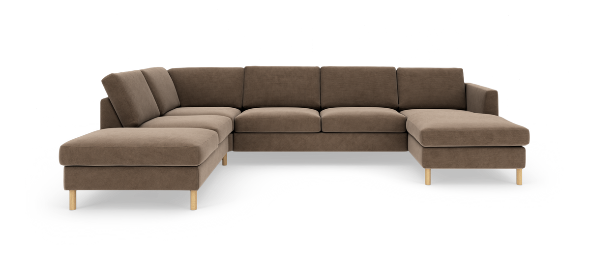 Brun L-soffa i tyg med två divaner och ljusa träben, frilagd mot vit bakgrund.