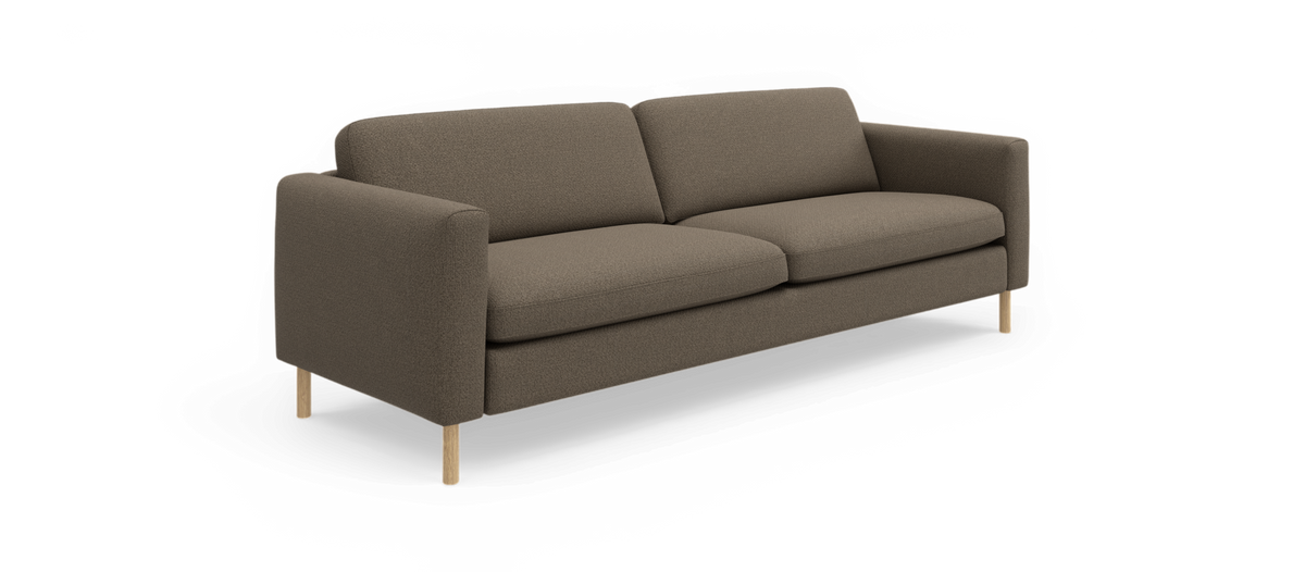 Brun 3-sits soffa i tyg med rundade armstöd och ljusa träben, sedd snett framifrån.