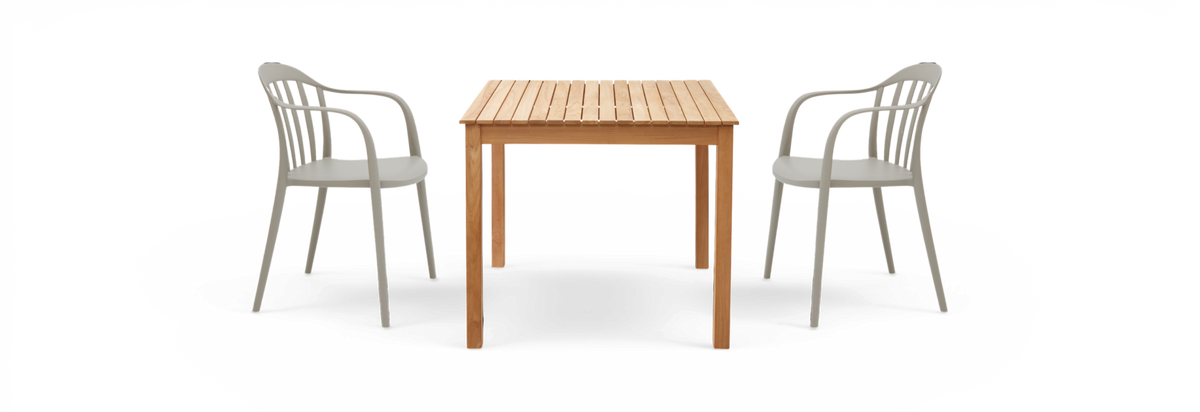 Träbord med ribbad skiva och två ljusgrå stolar, frilagd på vit bakgrund.
