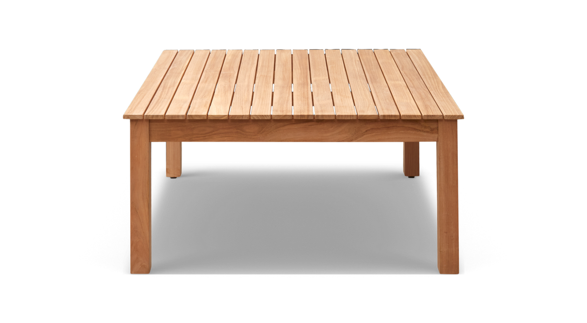 Rektangulärt bord i ljus teak med ribbad bordsskiva, frontal vy på vit bakgrund.