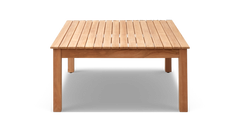 Rektangulärt bord i ljus teak med ribbad bordsskiva, frontal vy på vit bakgrund.