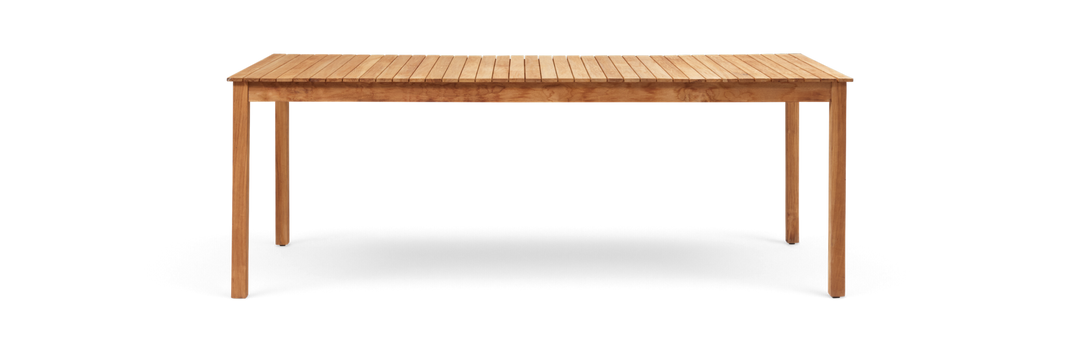 Rektangulärt teakbord med ribbad bordsskiva, frilagt mot transparent bakgrund.