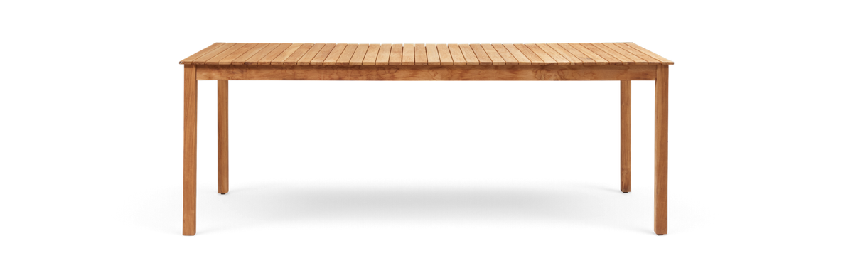 Rektangulärt teakbord med ribbad bordsskiva, frilagt mot transparent bakgrund.