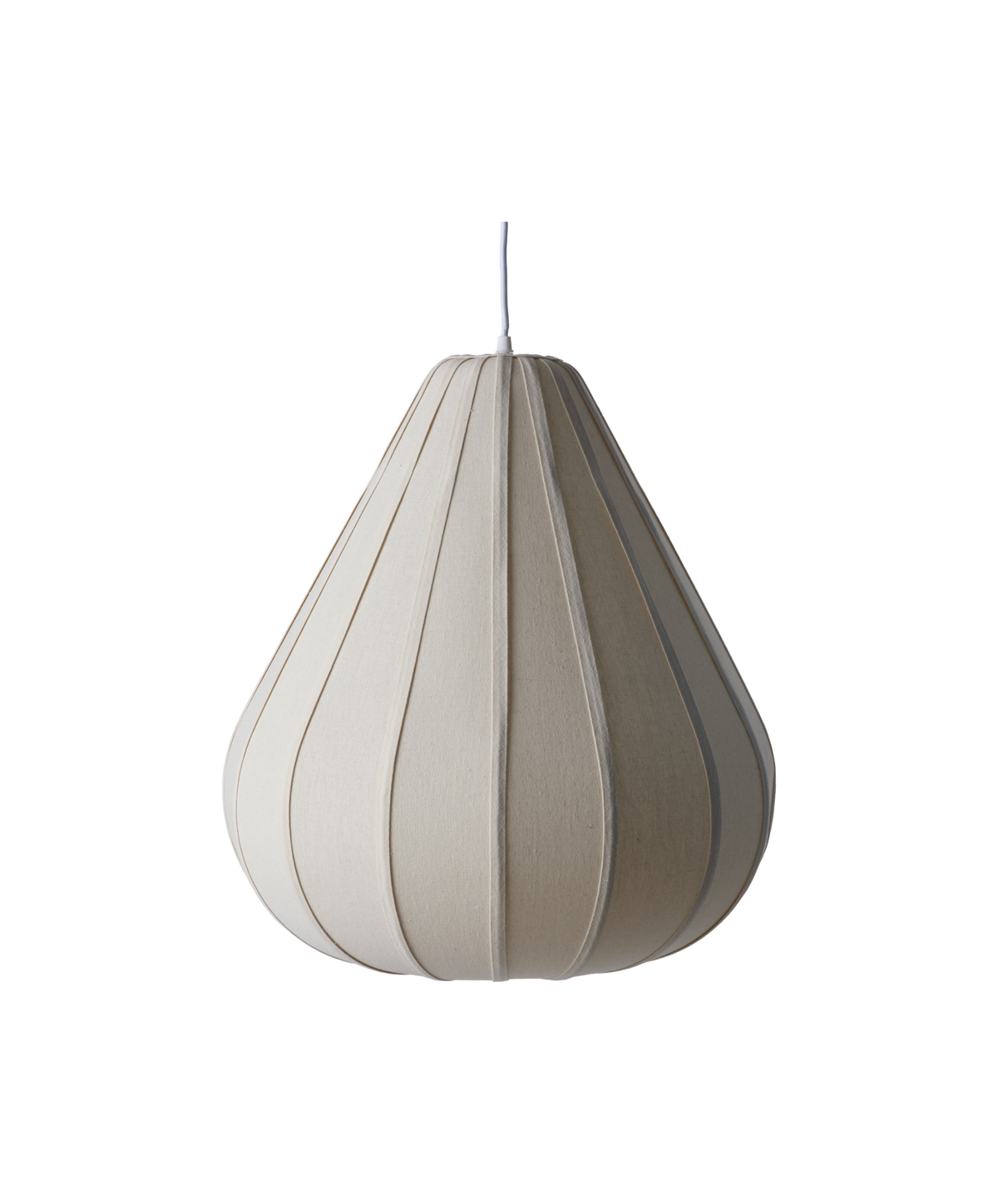 Beige droppformad pendellampa med tygpaneler och vit sladd, frilagd mot vit bakgrund.