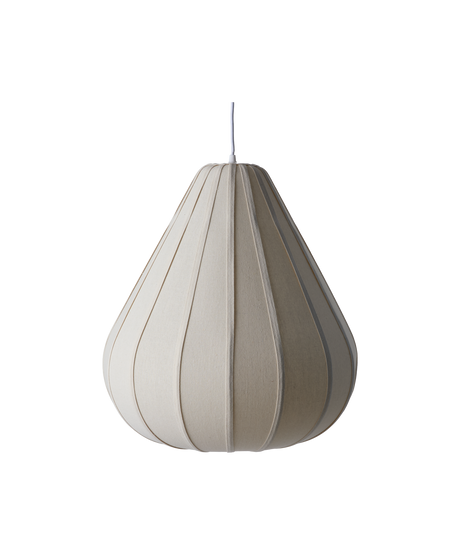 Beige droppformad pendellampa med tygpaneler och vit sladd, frilagd mot vit bakgrund.