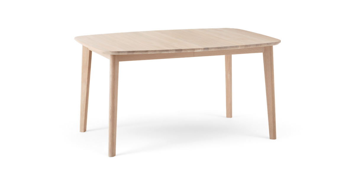 Rektangulärt matbord i ljus ek med rundade hörn och smala ben.