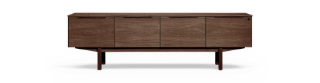 Mörk valnötsfärgad sideboard med fyra dörrar och smala ben, sedd rakt framifrån.