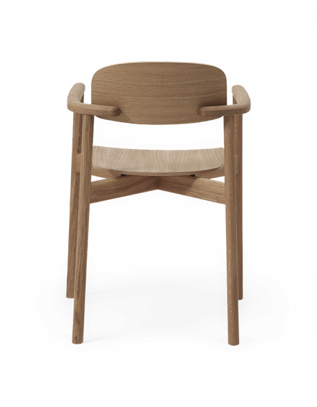 Stol i ljus ek med rundat ryggstöd och armlän, minimalistisk skandinavisk design.