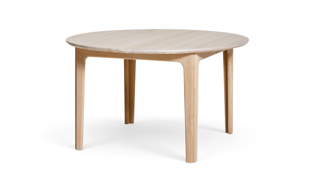 Runt matbord i ljus ek med fyra ben på ren bakgrund.