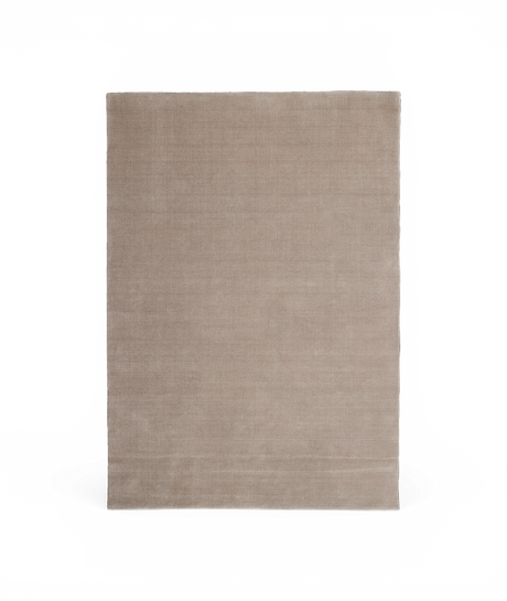 Beige rektangulär matta på vit bakgrund.