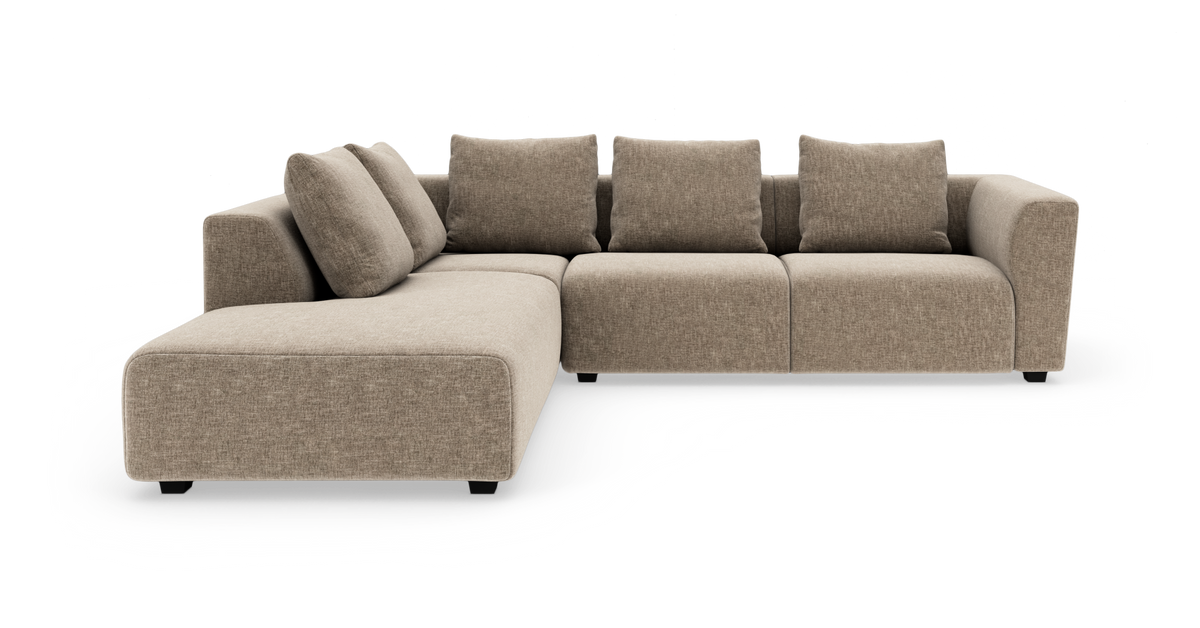 Beige L‑formad modulsoffa med schäslong till vänster och fem ryggkuddar, fristående mot vit bakgrund.