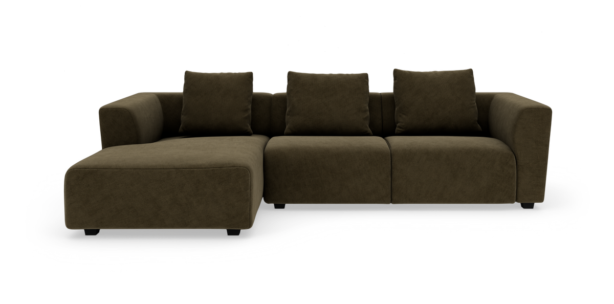 Mörkbrun modulsoffa med vänster schäslong, tre sittytor och fyra lösa ryggkuddar, mjuk afrundad design.
