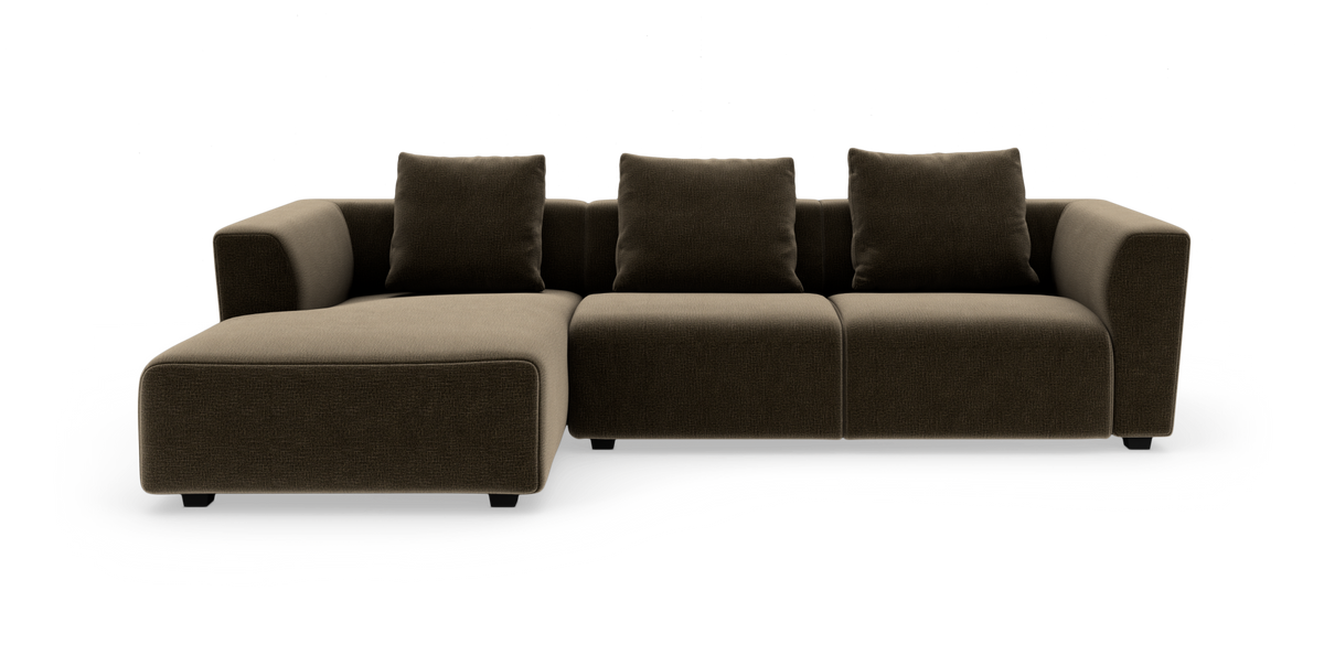 Modulsoffa i mörkbrun textil med vänster divan, tre sittmoduler och tre ryggkuddar, frilagd på vit bakgrund.