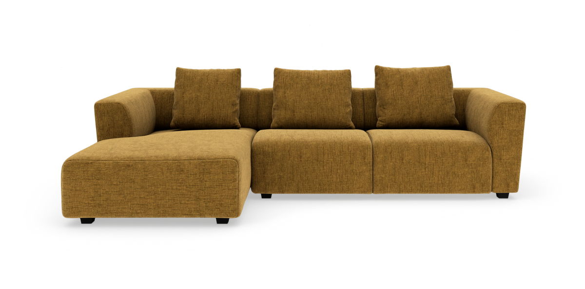 Modulsoffa i senapsgul textil med vänstervänd schäslong och tre ryggkuddar.