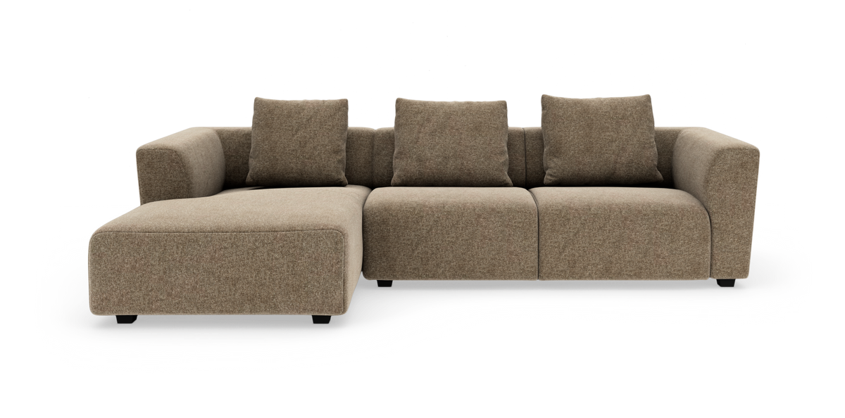 Modulsoffa i beige tyg med schäslong till vänster och tre ryggkuddar.