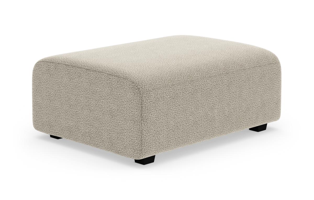 Beige rektangulär sittpuff/ottoman frilagd på vit bakgrund.