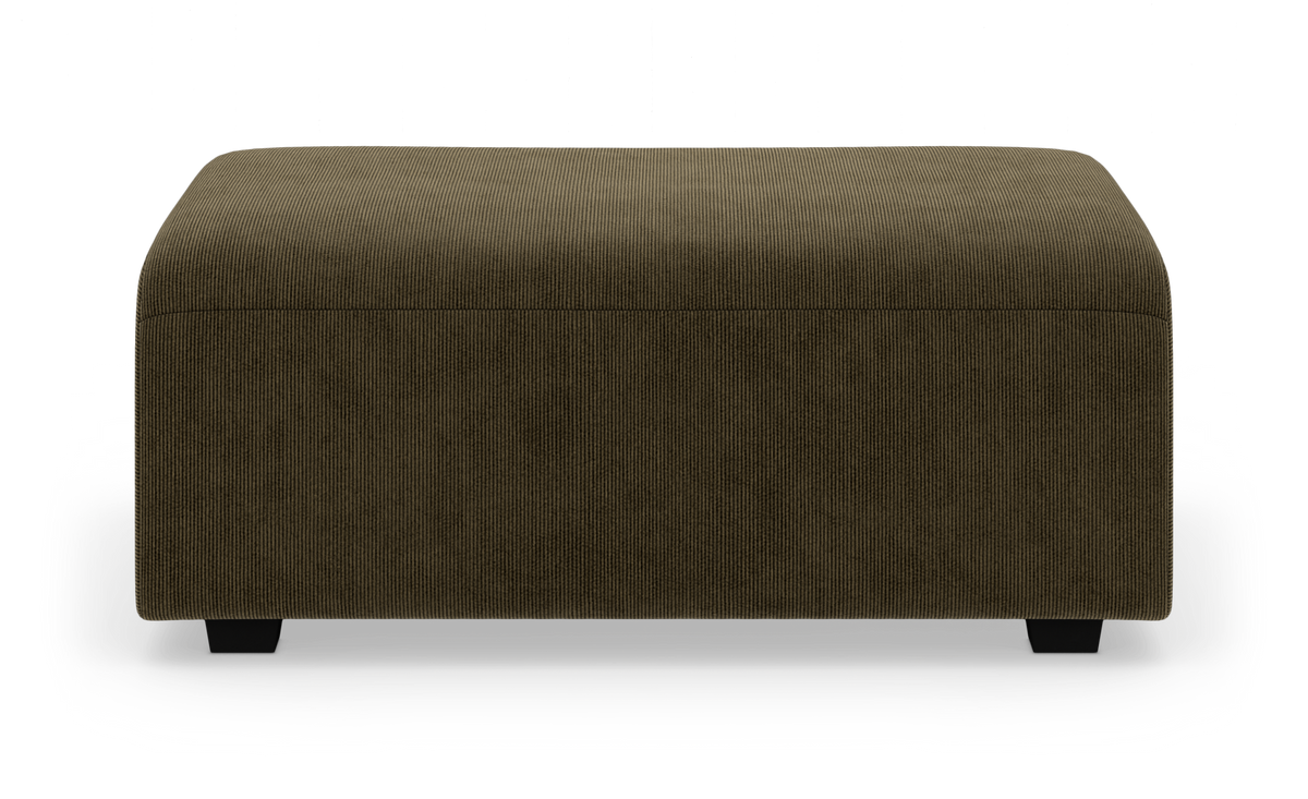 Rektangulär sittpuff/ottoman i olivgrön bredspårig manchester, sedd rakt framifrån mot vit studiobakgrund.