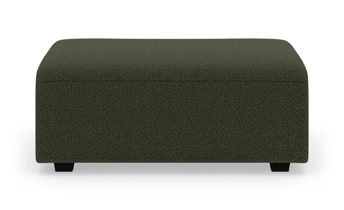 Mörkgrön, rektangulär sittpuff/ottoman i tyg, frilagd mot vit bakgrund.