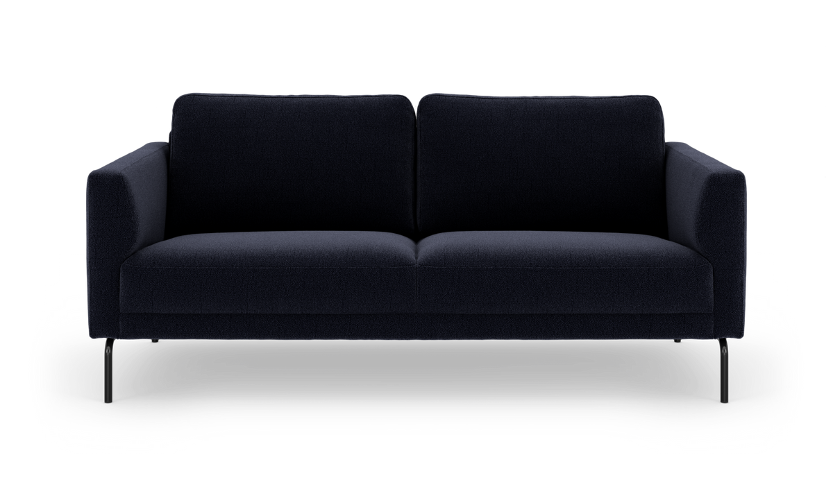 Mörkblå soffa i modern design med smala svarta ben, frontvy mot vit bakgrund.