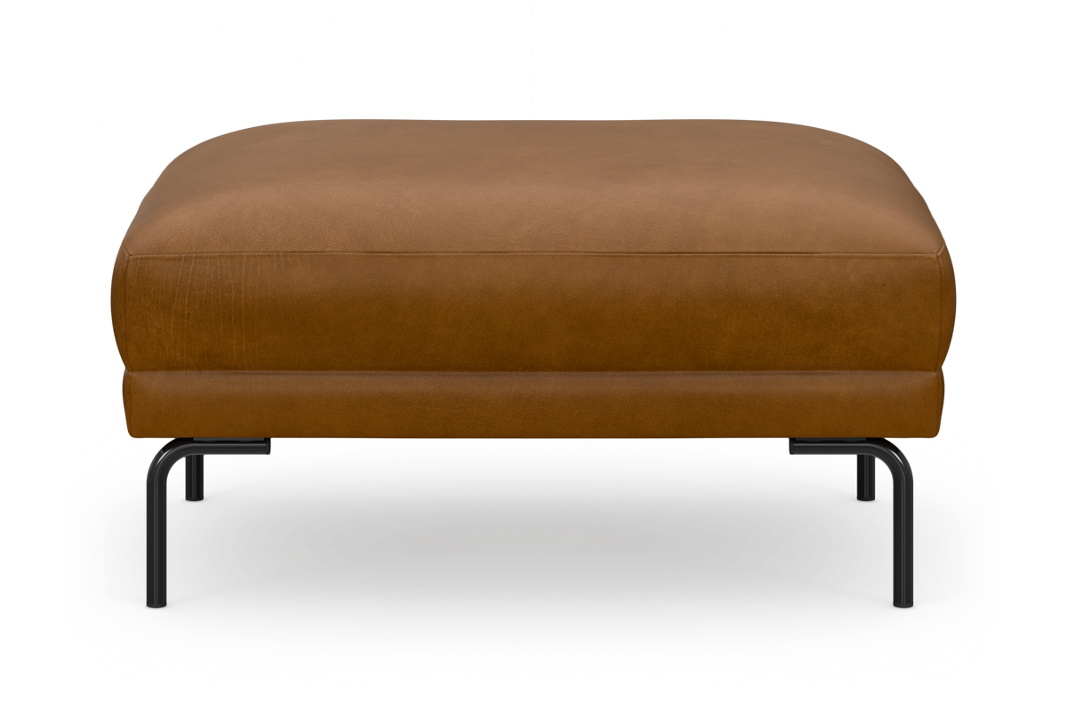 Brun läderpuff/ottoman med svarta metallben, frilagd på vit bakgrund.