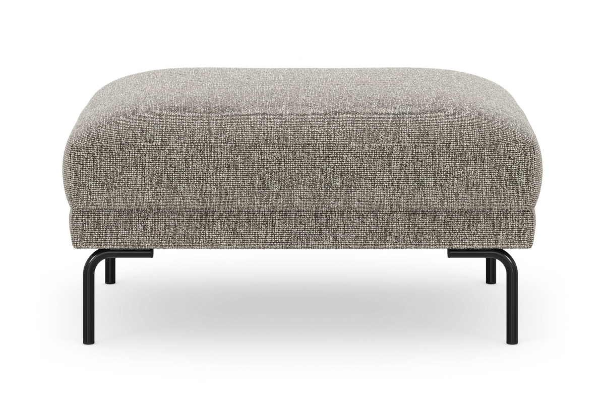 Modern ottoman i gråbeige tyg med svarta metallben, frilagd på vit bakgrund och sedd rakt framifrån.