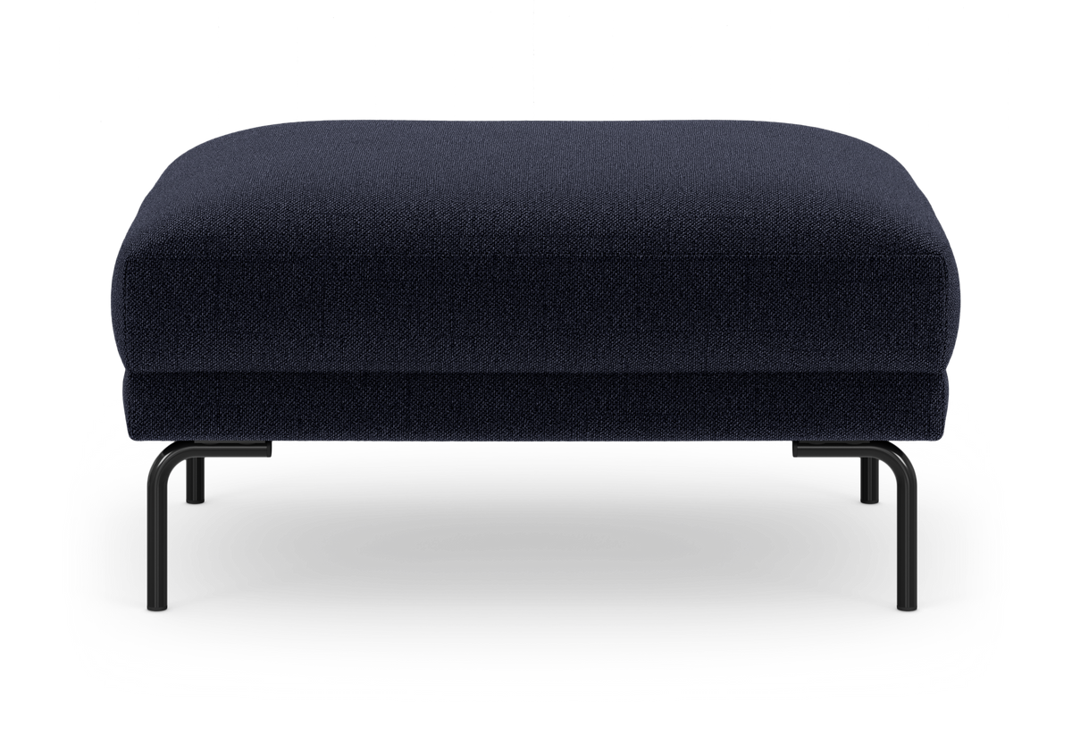 Mörkblå, låg fotpall/ottoman med tygklädsel och svarta metallben, frilagd produktbild framifrån.