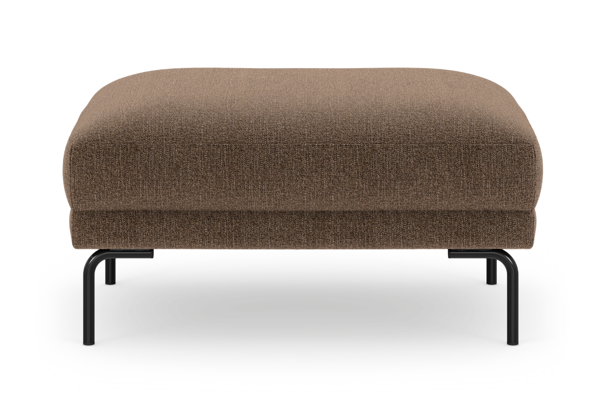 Brun ottoman/fotpall med tygklädsel och svarta metallben, sedd rakt framifrån på vit bakgrund.