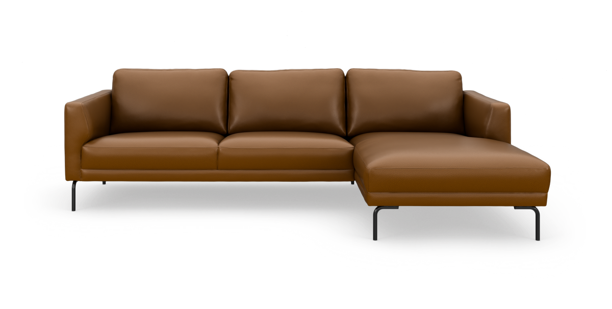 Brun lädersoffa med schäslong höger, modern design på svarta metallben mot vit bakgrund.