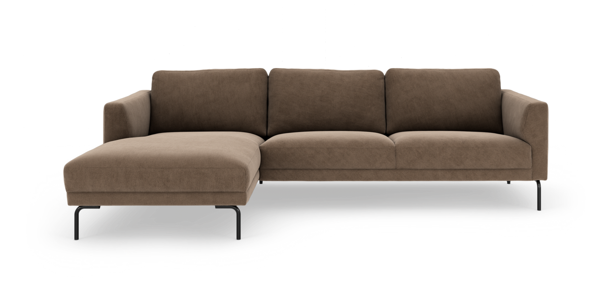 Brun modulsoffa med vänster divan i manchesterliknande tyg och svarta metallben, sedd rakt framifrån.
