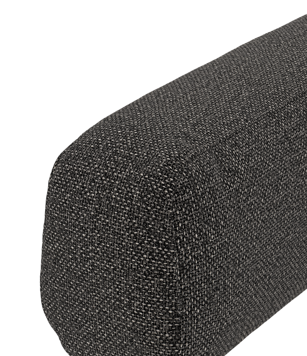 Närbild av rundat soffarmstöd i mörkgrå textil med grov vävstruktur, frilagd på vit bakgrund.