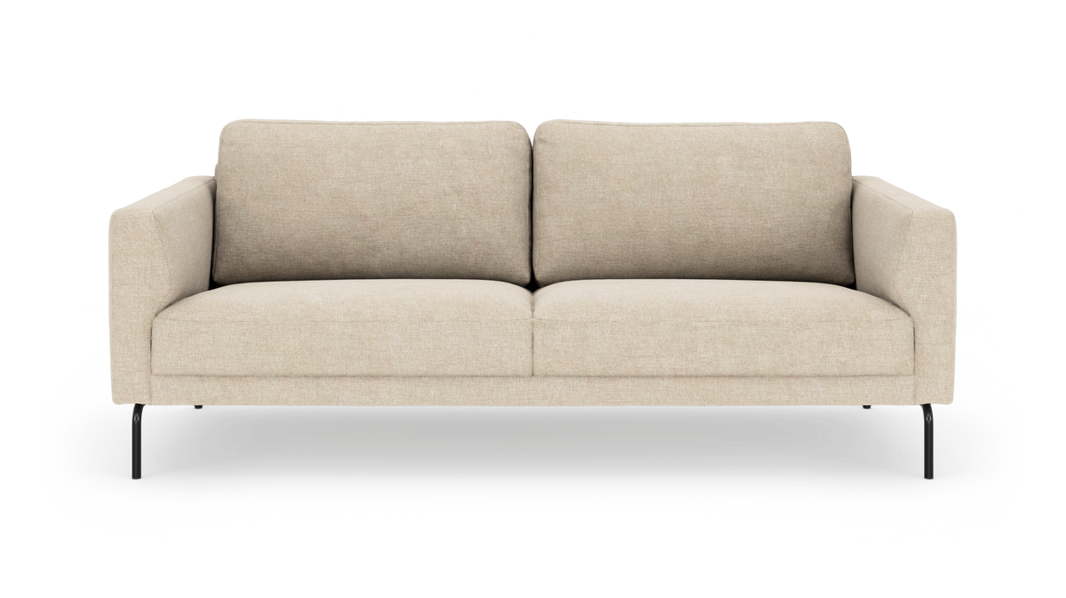 Beigefärgad 3-sits soffa med smala svarta ben, sedd rakt framifrån mot vit bakgrund.