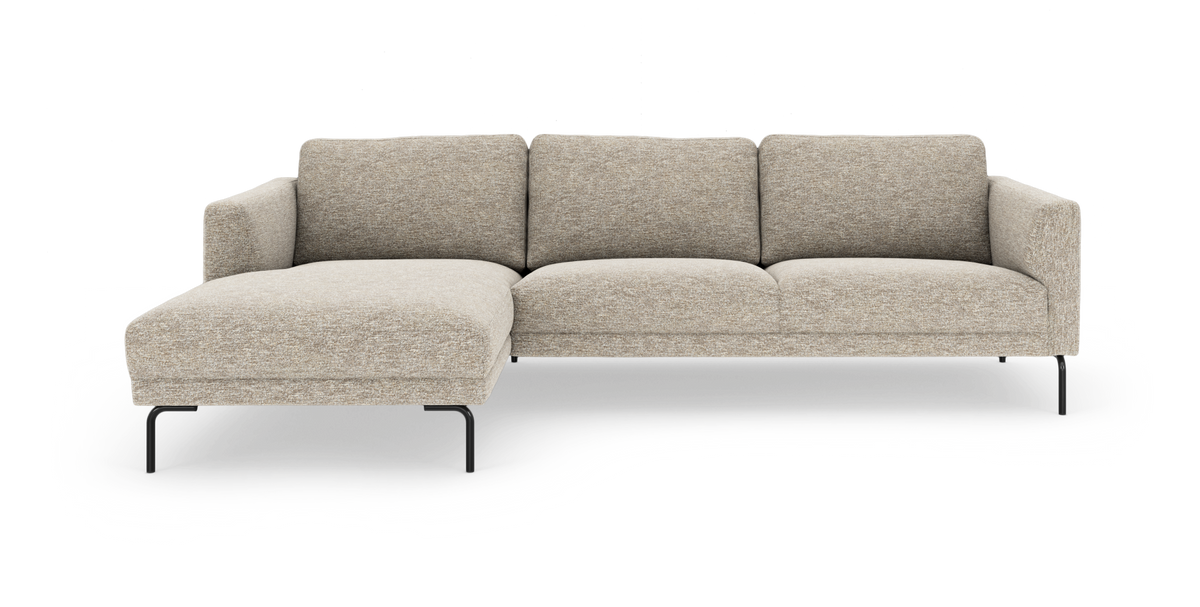 Beige modulsoffa med vänster schäslong och slanka svarta metallben, frilagd på vit bakgrund.