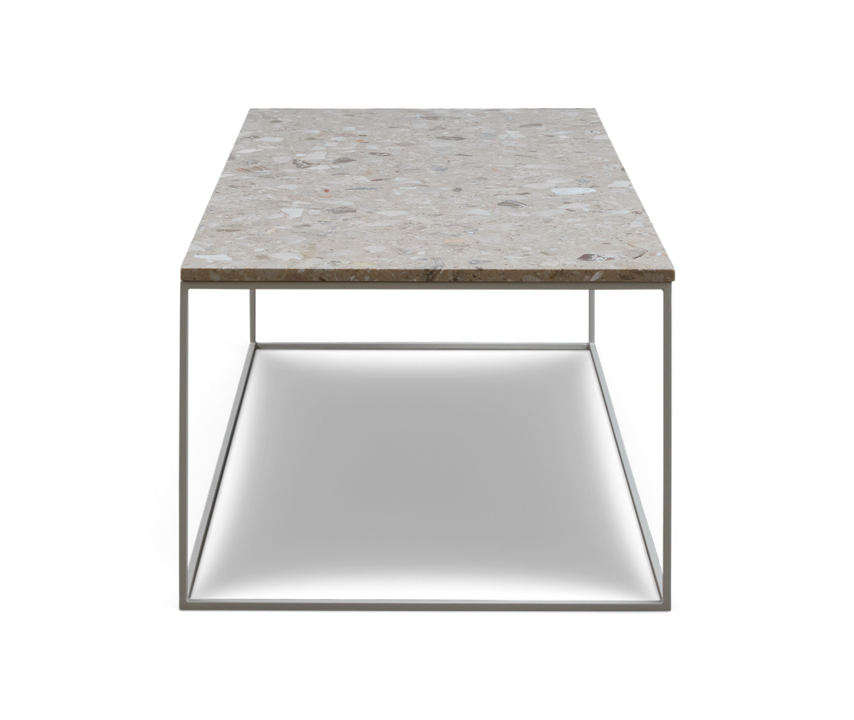 Rektangulärt soffbord med slank metallram och terrazzo/stenbordsskiva, frilagd produktbild sedd rakt framifrån.