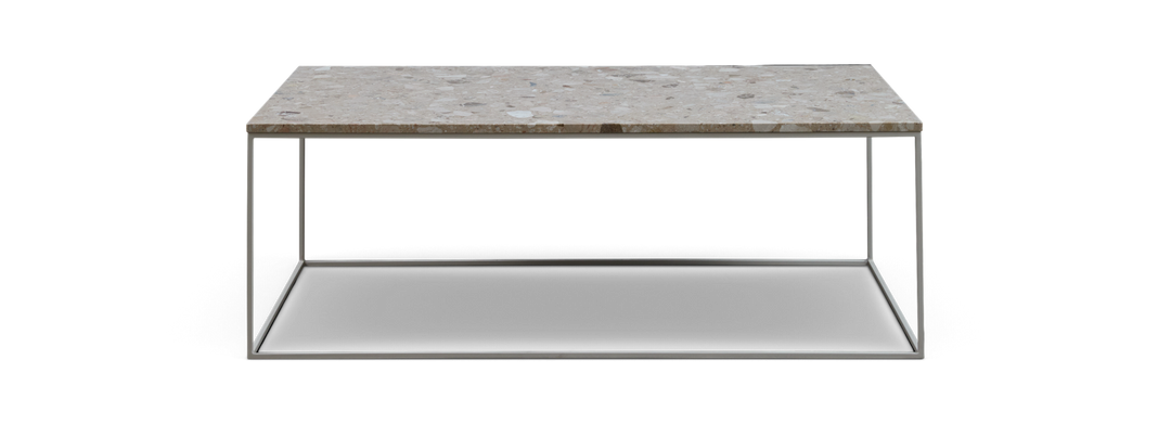 Rektangulärt soffbord med beige terrazzo-liknande stenbordsskiva och slankt metallunderrede, frilagt mot svart bakgrund.