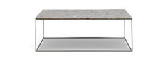 Rektangulärt soffbord med beige terrazzo-liknande stenbordsskiva och slankt metallunderrede, frilagt mot svart bakgrund.