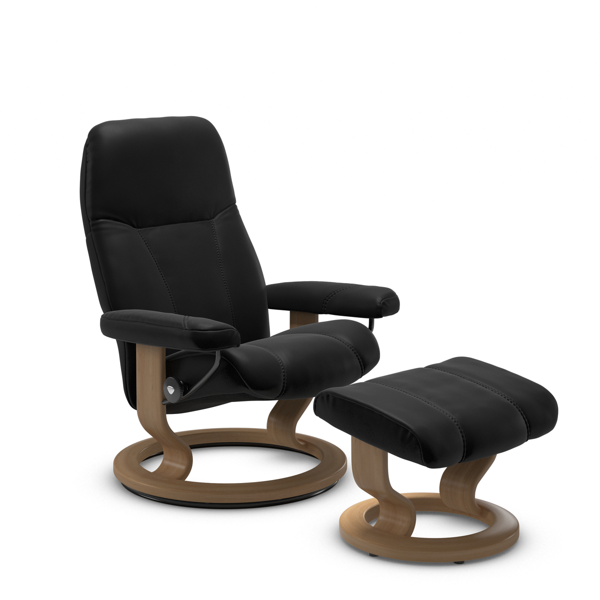 Svart reclinerfåtölj i läder med matchande fotpall och rund träbas, frilagd på vit bakgrund.
