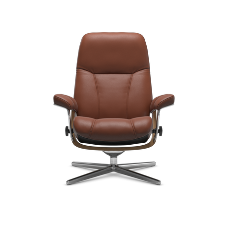 Brun läderfåtölj med armstöd och kryssfot i krom sedd framifrån.