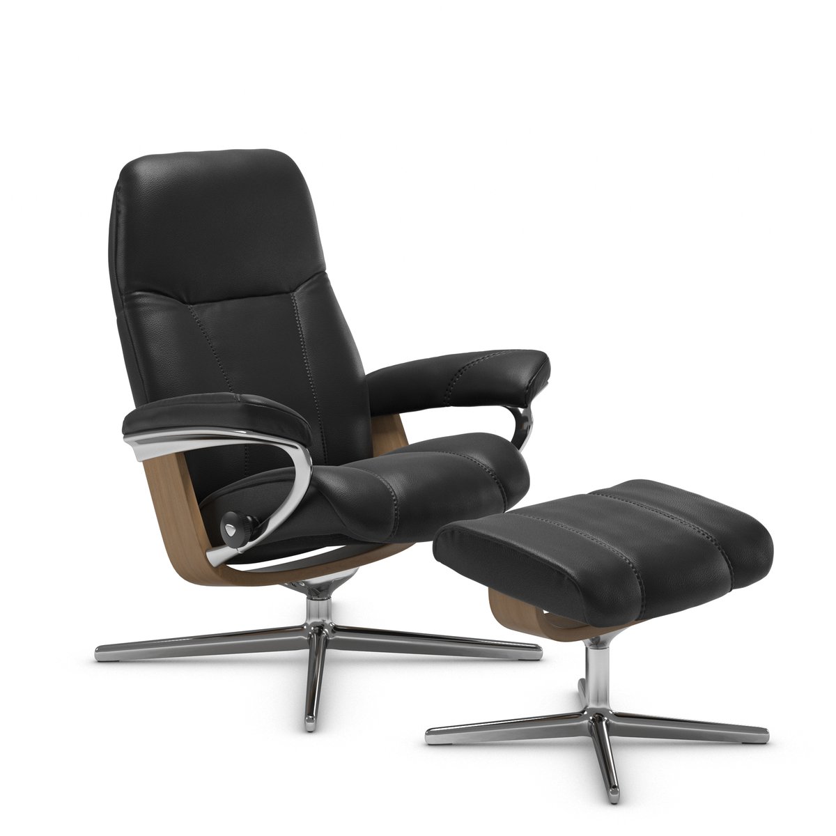 Svart reclinerfåtölj i läder med matchande fotpall, kromade kryssben och trädetaljer på vit bakgrund.