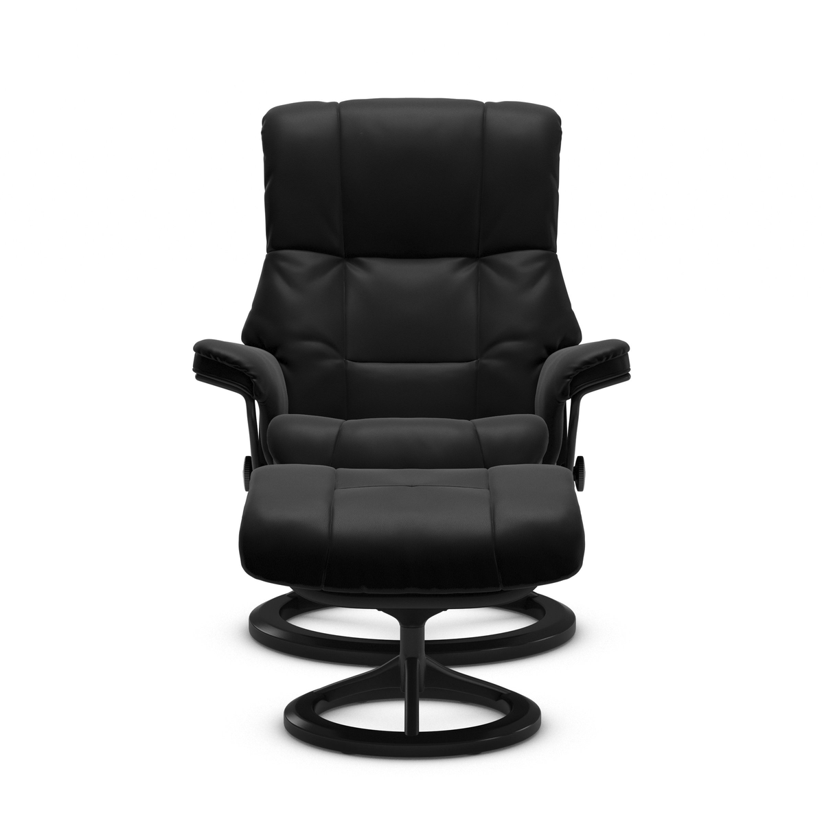 Svart reclinerfåtölj med matchande fotpall på rund sockel, frilagd mot vit bakgrund.
