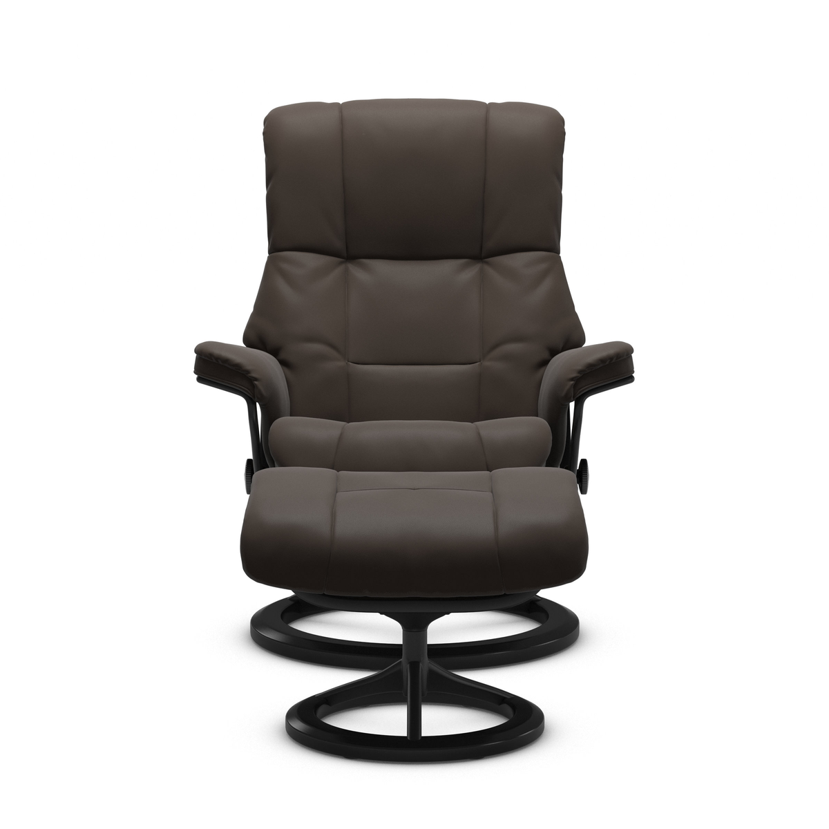 Brun reclinerfåtölj med matchande fotpall på svart snurrstativ, frilagd mot vit bakgrund.