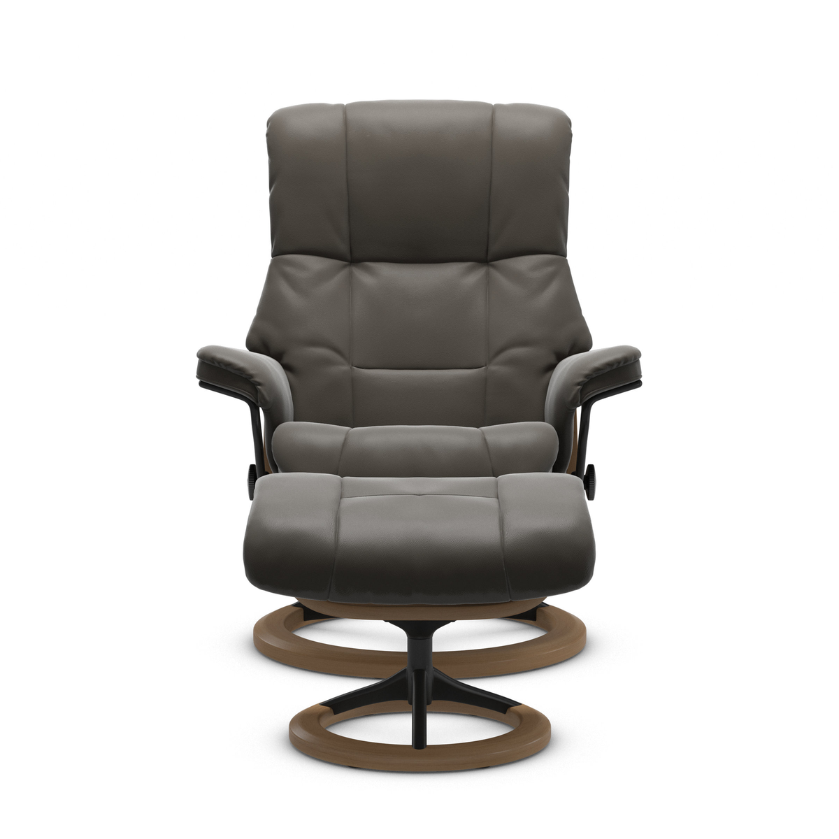 Grå reclinerfåtölj med matchande fotpall på snurrbas i trä och svart metall, frilagd mot vit bakgrund.