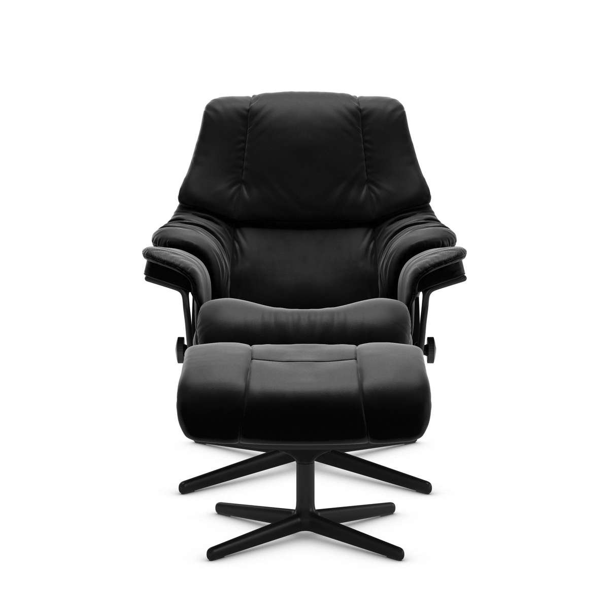 Svart reclinerfåtölj med matchande fotpall på vit bakgrund, frontvy.