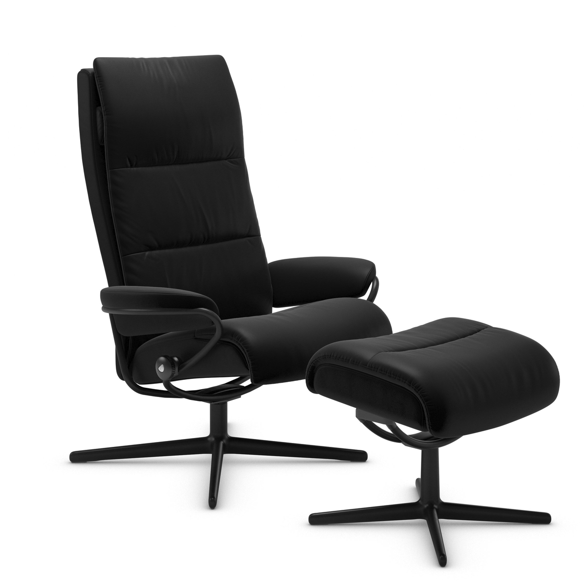 Svart reclinerfåtölj med matchande fotpall på vit bakgrund.