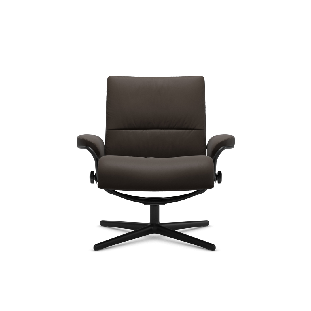 Brun modern loungefåtölj i läder med svängbart kryssunderrede, frilagd mot vit bakgrund.