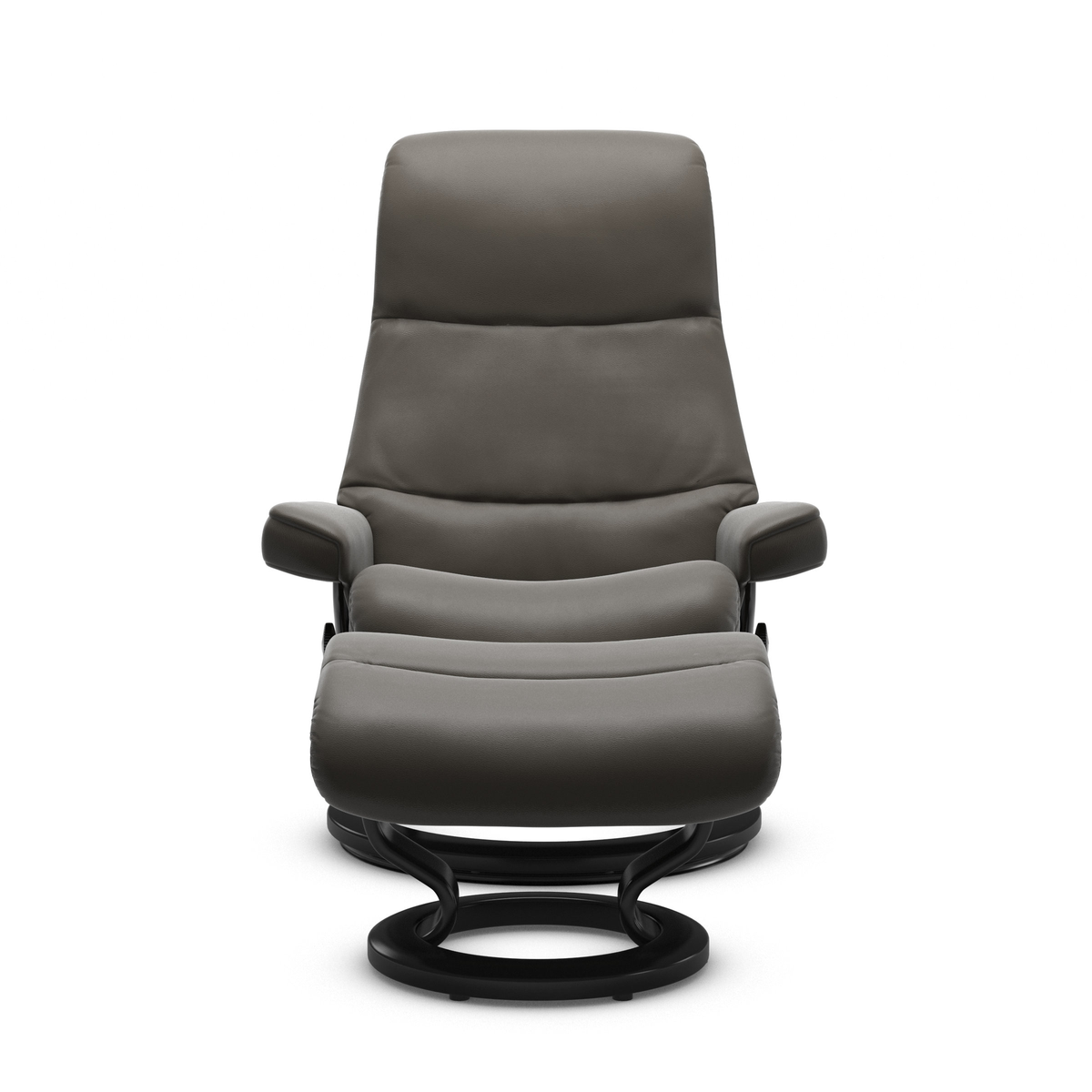 Grå reclinerfåtölj med matchande fotpall på svart rund bas, frilagd mot vit bakgrund.