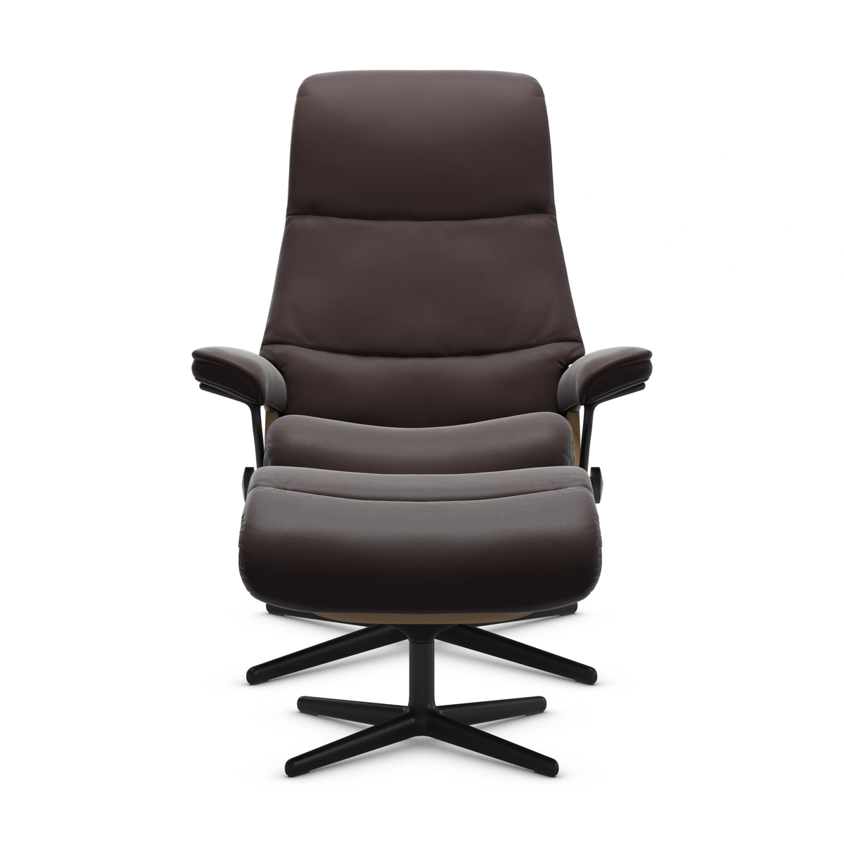 Brun reclinerfåtölj med matchande fotpall på svart snurrkryss, frilagd på vit bakgrund.