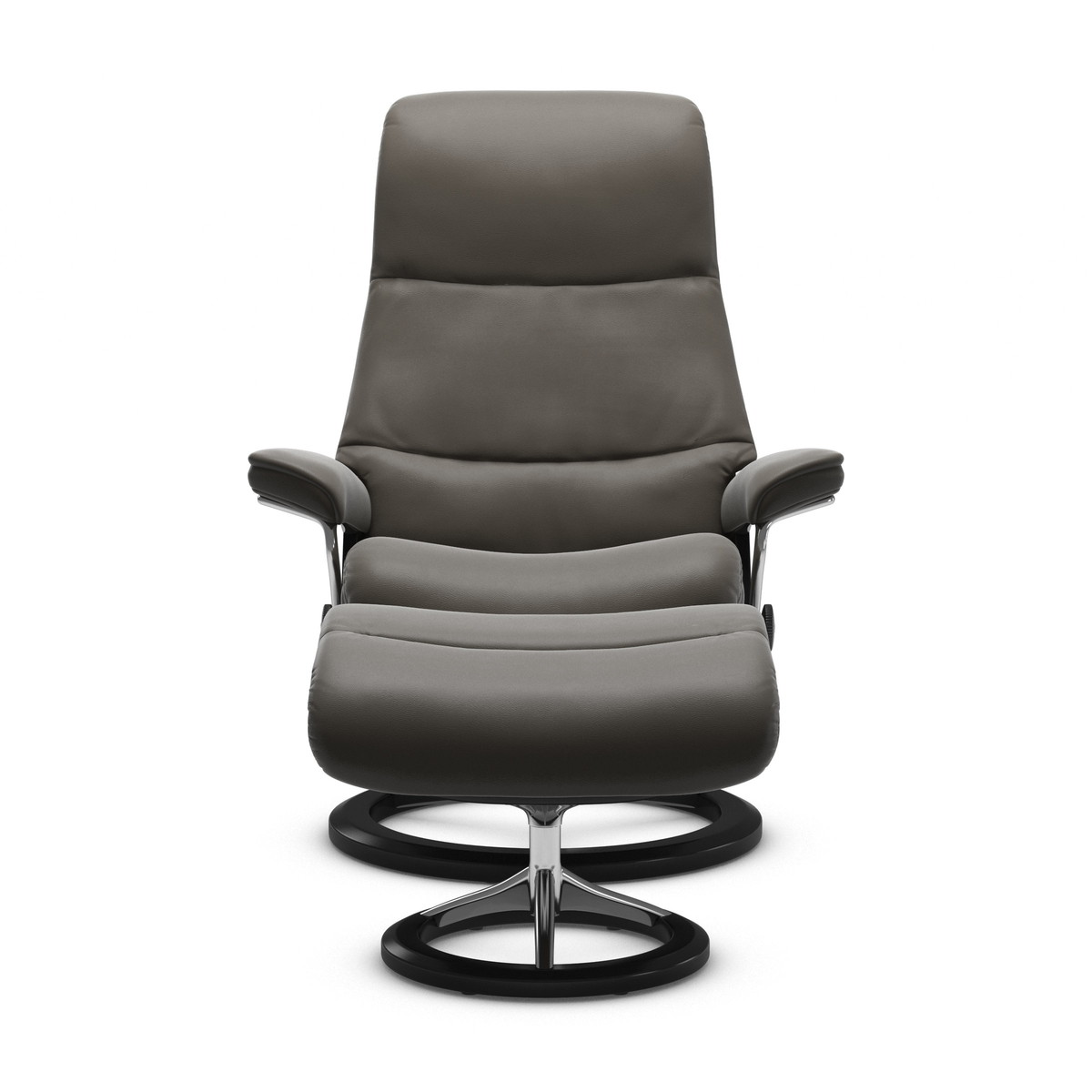 Grå reclinerfåtölj med matchande fotpall på cirkulära kromade snurrfötter, frilagd på vit bakgrund.