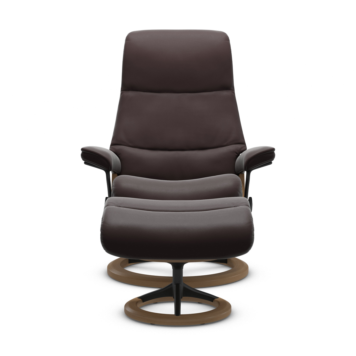Framifrån av en mörkbrun reclinerfåtölj med matchande fotpall på runda trä- och metallunderreden, frilagd mot vit bakgrund.